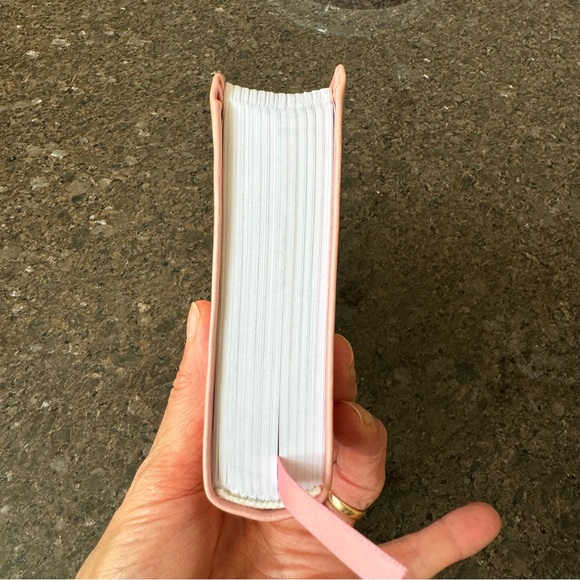 Jesus Calling Daily Devotional Pink Imitation Leather with Scripture References - Picture 4 of 6